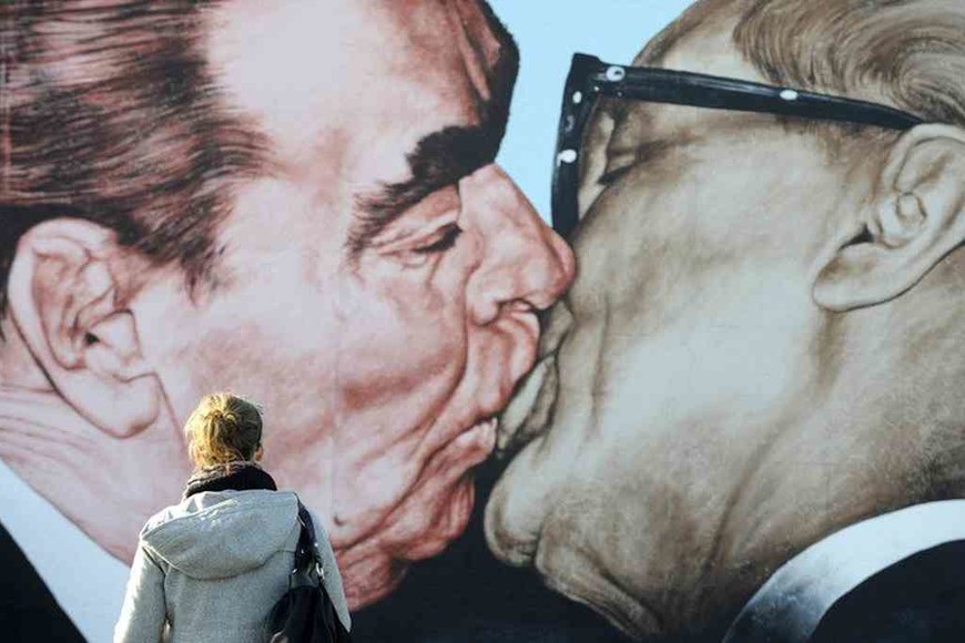 ELLITORAL_369443 |  Imagen ilustrativa El beso entre Leonid Brezhnev y Erich Honecker, inmortalizado en el Muro de Berlín.