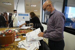 ELLITORAL_419129 |  Pablo Aguirre Escrutinio definitivo de las elecciones del pasado 14 de noviembre.