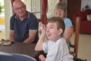 ELLITORAL_428257 |  Flavio Raina Un poquito menos de tarea , parece pedir Matías entre sonrisas durante la charla con El Litoral. Detrás, su papá David y su mamá Claudia.