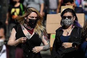 ELLITORAL_413975 |  Xinhua/Jorge Villegas (211025) -- SANTIAGO, 25 octubre, 2021 (Xinhua) -- Mujeres caminan por una calle, en Santiago, capital de Chile, el 25 de octubre de 2021. (Xinhua/Jorge Villegas) (jv) (ah) (ra) (vf)