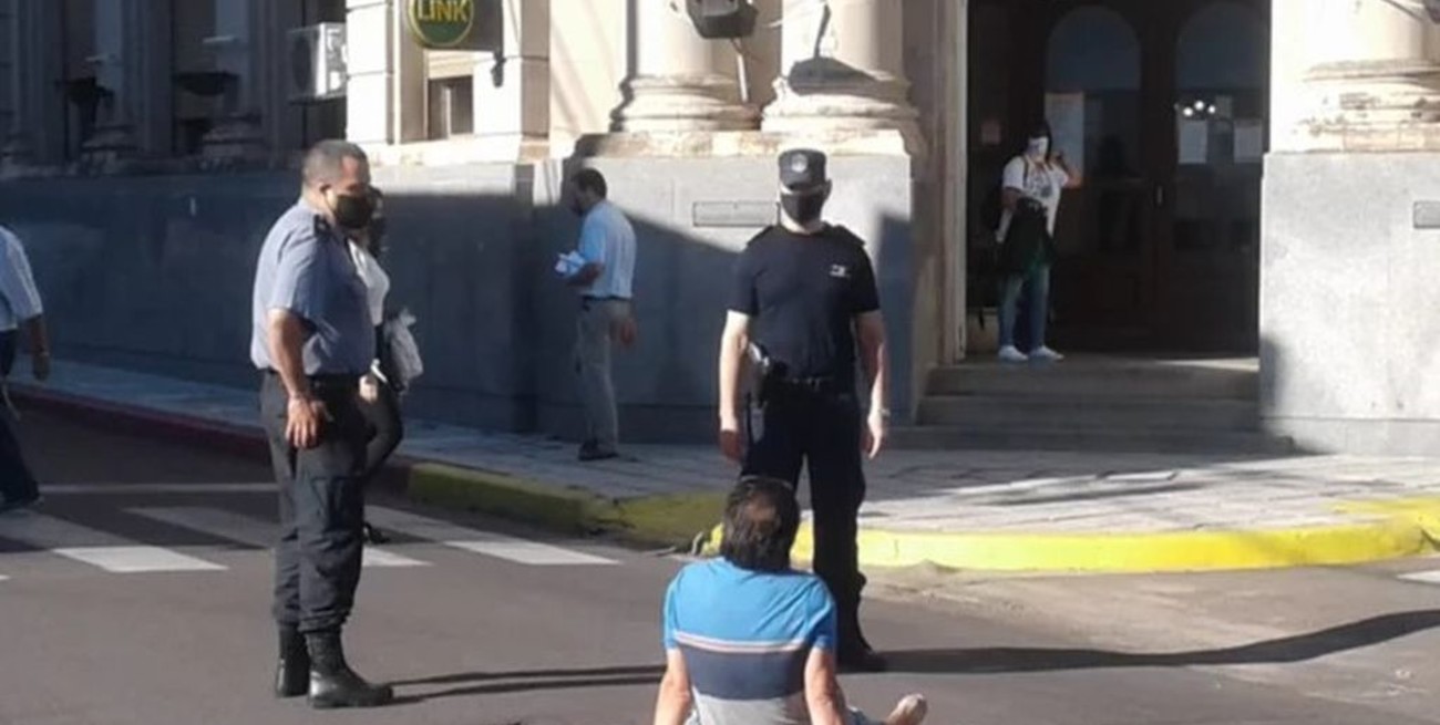 Corrientes: un hombre amenazó con prenderse fuego en la vía pública
