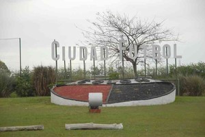 ELLITORAL_371376 |  Flavio Raina Un predio imponente. Es el que tiene Colón sobre la Autopista, donde entrenan todos los días las divisiones inferiores sabaleras. Una vez más, problemas con los sueldos.