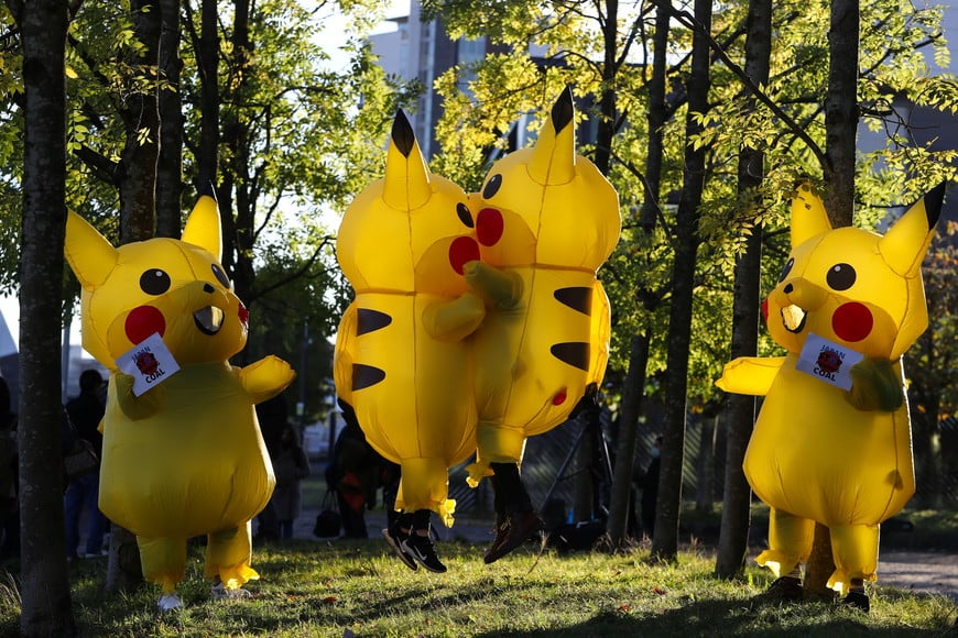 ELLITORAL_415551 |  REUTERS. People dressed as a Pikachu protest against the funding of coal by Japan, near the UN Climate Change Conference (COP26) venue, in Glasgow, Scotland, Britain, November 4, 2021. REUTERS/Russell Cheyne
