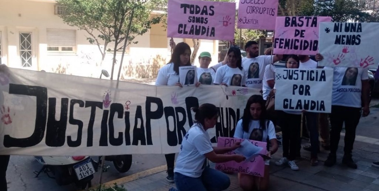 Familiares y amigos de Claudia González reclaman frente a los Tribunales en Venado Tuerto 
