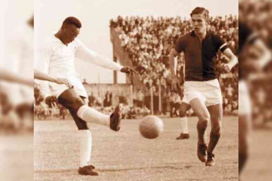 ELLITORAL_387028 |  Archivo Remata Pelé, en el apogeo de su carrera, ante la marca del  Beto  Poncio, capitán de aquél equipo de Colón y figura antes de emigrar a Chacarita para ser campeón del fútbol argentino. Un 10 de mayo de 1964 inolvidable y grabado a fuego en la historia de Colón.