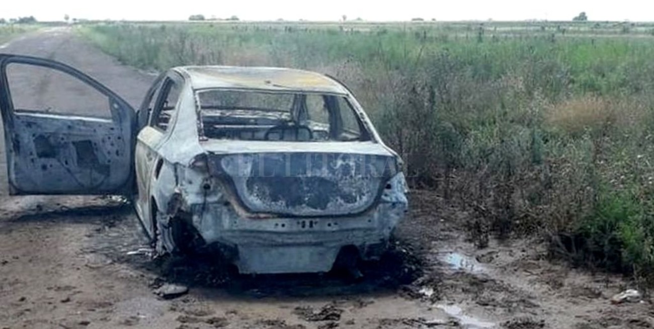 Una mujer ardió dentro de su auto en un camino rural