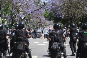 ELLITORAL_340564 |  Télam/Ramino Gómez Télam 26/11/2020 Buenos Aires: Incidentes entre la policía y la gente que quiere entrar al perímetro de Casa Rosada. FOTO: RAMIRO GOMEZ