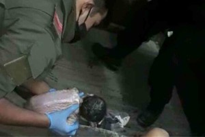 El Litoral Momento en que los servidores públicos asisten a una jovencita en el parto.