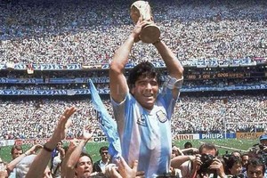 ELLITORAL_339992 |  Archivo La foto para todos los tiempos, el sueño de todos hecho carne en él: Maradona con la Copa del Mundo en 1986.