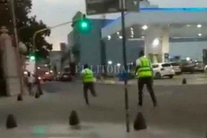 Captura de video. El momento en que los demás inspectores salen al rescate de su compañero atropellado.