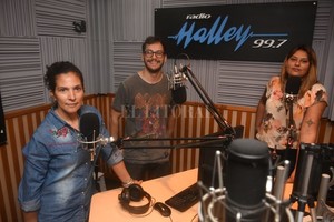 Mauricio Garín Figuras: Paola  Negra  Lagger, conductora del programa de la tarde de sábados y domingos ( Se viene la Negra ), junto a Juan Isaurralde ( Es tuya Juan ) y Carolina Vera ( Music box ), protagonistas vespertinos de lunes a viernes.