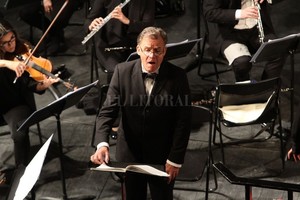 ELLITORAL_206780 |  Archivo El Litoral / Manuel Fabatía El tenor inglés Philip Salmon, junto a la Orquesta Sinfónica y Coros nacionales en el Teatro Municipal, septiembre de 2016.