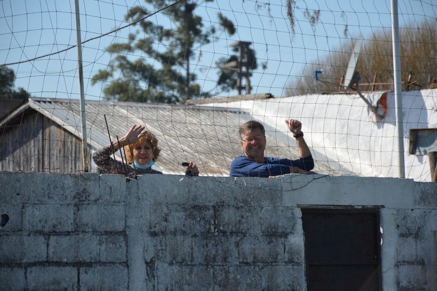 ELLITORAL_394109 | Gentileza Ana María feliz, desde un tapial. Festejando los tantos de su nieto.
