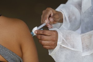 ELLITORAL_407194 |  Xinhua/Lucio Tavora (210928) -- BRASILIA, 28 septiembre, 2021 (Xinhua) -- Una trabajadora de la salud aplica a una adolescente una dosis de una vacuna contra la enfermedad del nuevo coronavirus (COVID-19) durante una campaña de vacunación para adolescentes de 12 a 17 años de edad, en un punto de vacunación, en Brasilia, Brasil, el 28 de septiembre de 2021. (Xinhua/Lucio Tavora) (lt) (ah) (ra) (vf)