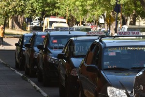ELLITORAL_331140 |  Guillermo Di Salvatore Las largas colas de taxis frente a la terminal de colectivos. Una constante que temen se agudice si Uber se instala definitivamente en la ciudad de Santa Fe.