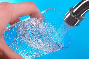 Detectaron una concentración media de 1 miligramo de microplásticos por litro en el agua de red sin hervir.