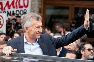 ELLITORAL_415906 |  Reuters Argentina's former President Mauricio Macri waves to supporters as he leaves the federal court in Dolores, after being summoned in a case of alleged spying of family members of the victims who died in the sinking of a navy submarine, in Dolores, on the outskirts of Buenos Aires, Argentina November 3, 2021. REUTERS/Stringer NO RESALES. NO ARCHIVES
