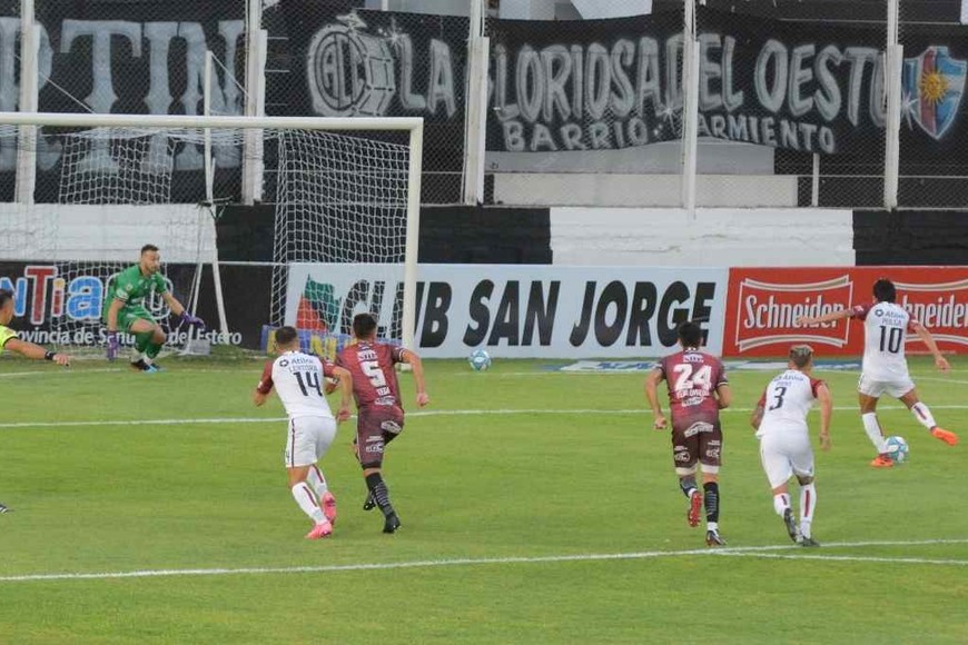 ELLITORAL_342227 |  Pool ARGRA El Pulga  ya tocó el césped  post saltito , Sánchez se inclina y la pelota irá al gol.