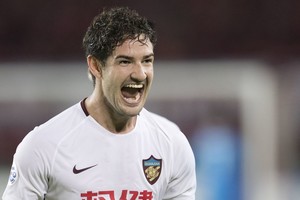 ELLITORAL_354873 |  XIN LI GUANGZHOU, CHINA - MAY 15:  Alexandre Pato #10 of Tianjin Quanjian celebrates after scoring his team's first goal during the AFC Champions League Round of 16 second leg match between Guangzhou Evergrande and Tianjin Quanjian at Tianhe Sports Center on May 15, 2018 in Guangzhou, China.  (Photo by XIN LI/Getty Images)