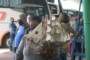 ELLITORAL_420217 |  Flavio Raina INSTANTÁNEA -  Parte el barco... en colectivo