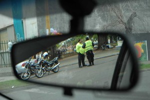 ELLITORAL_198402 |  Archivo El Litoral / Flavio Raina Motos y autos son los vehículos que muy frecuentemente padecen el  rigor  de la normativa que aplican los inspectores municipales.