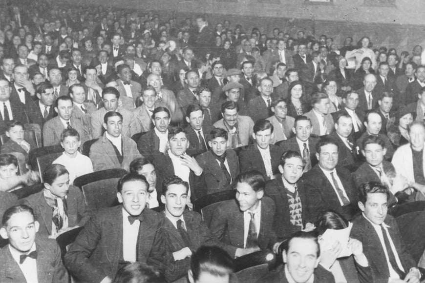 ELLITORAL_281699 |  Archivo El Litoral - Foto Lassaga - Colección Birri La noche del 22 de agosto de 1933, el público colmó la sala del cine Apolo para presenciar la presentación de Carlos Gardel.