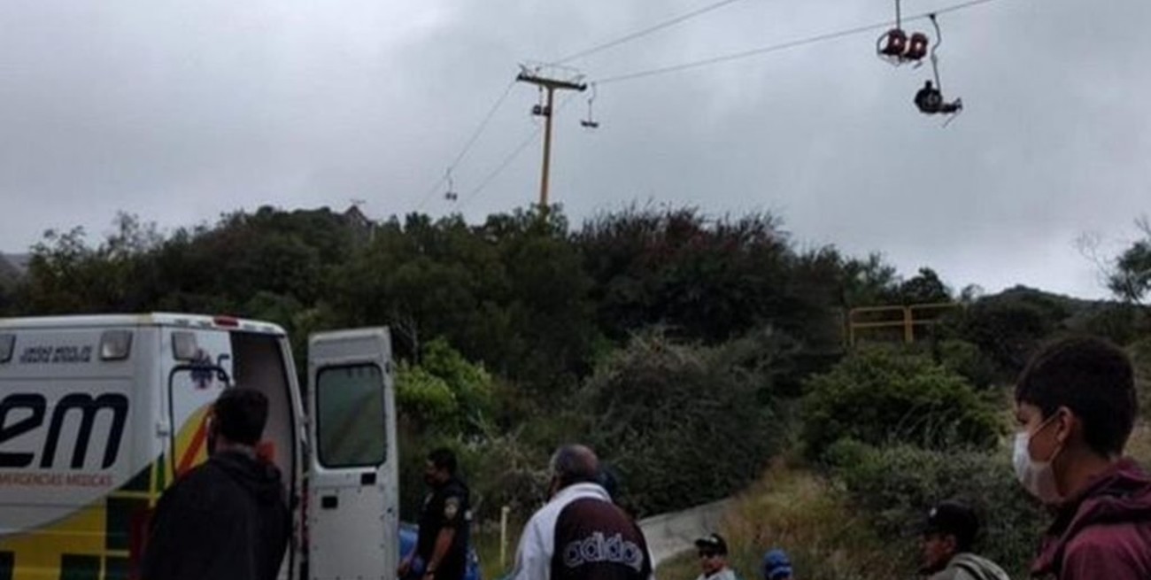 Video: dos turistas cayeron al vacío al desprenderse una aerosilla en Córdoba