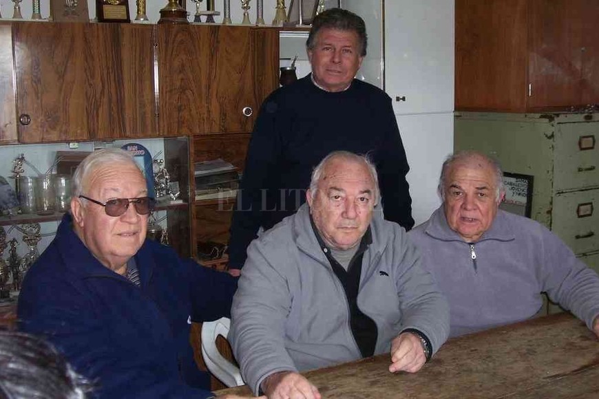 ELLITORAL_386482 |  Archivo Ex dirigentes. Homenaje a los que hicieron posible que el club de barrio Transporte pueda crecer con el paso del tiempo: Eduardo Sorbellini, Juan Carlos Leoni, José Luis De Sanctis (sentados) y Luis Rodrigo (parado).