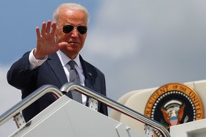 ELLITORAL_416456 |  Reuters FILE PHOTO: U.S. President Joe Biden waves to the media as he boards Air Force One at Joint Base Andrews in Maryland, U.S., July 9, 2021. REUTERS/Tom Brenner/File Photo