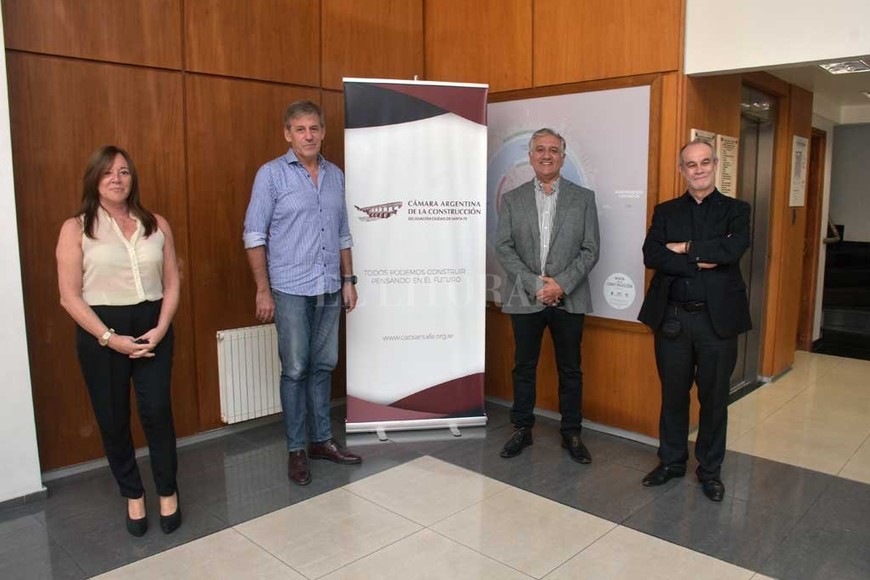 ELLITORAL_434100 |  Guillermo Di Salvatore El urbanista Carlos Moreno fue recibido en la Cámara Argentina de la Construcción Delegación ciudad de Santa Fe, por su presidente Sergio Winkelman; la arquitecta María Elena Ghietto y el intendente Emilio Jatón.