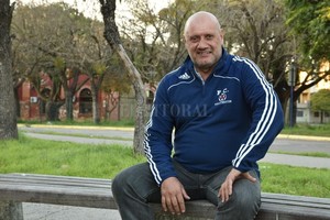 ELLITORAL_347580 |  Luis Cetraro Claudio Mir, el popular  Carozo , ahora a cargo de la escuelita de fútbol del club Pucará.