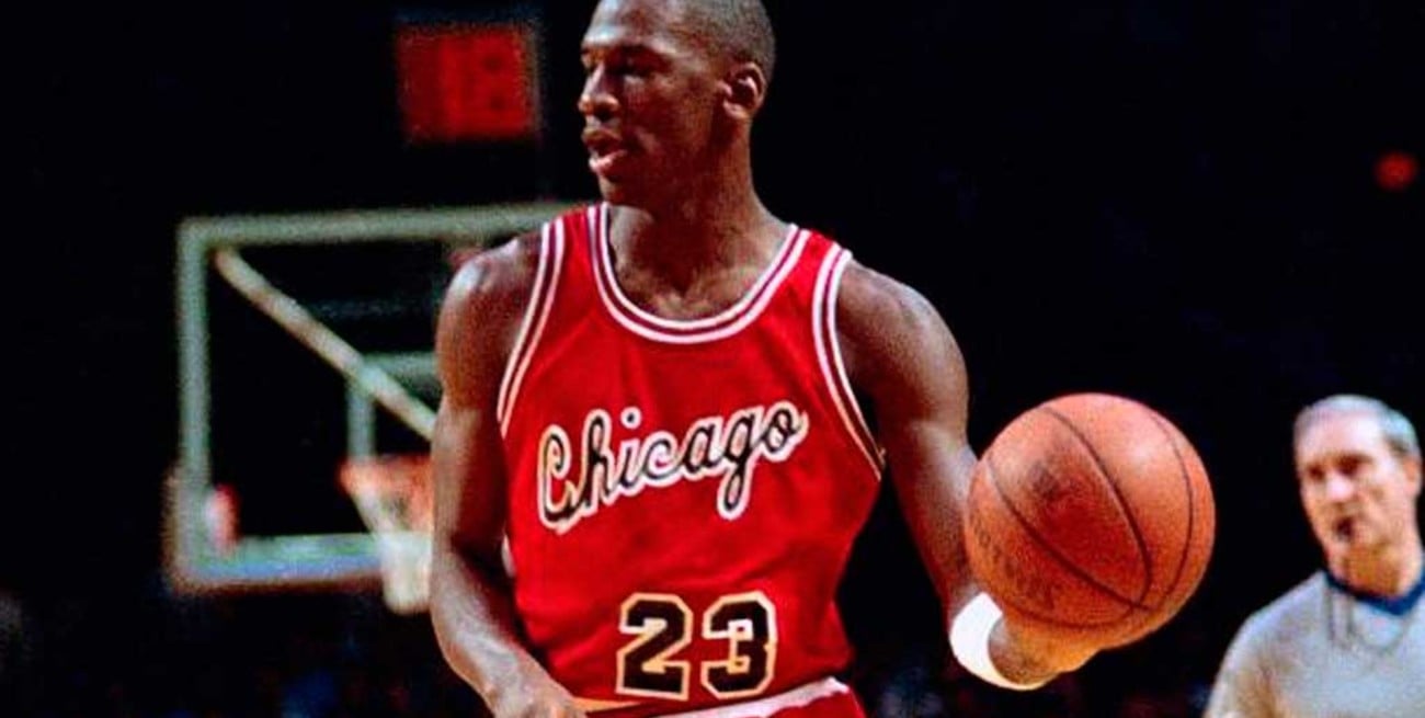 Una camiseta de Michael Jordan de Chicago Bulls se subastó en 320.000 dólares