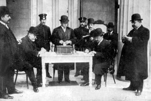 ELLITORAL_436883 |  Archivo La ley 8871 incorpora al cuerpo social los derechos políticos de los ciudadanos. En el Congreso se discuten tres temas: el sufragio, la representación de las minorías y la confección de un padrón confiable con autoridades idóneas.