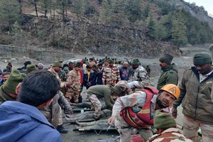 Gentileza Members of Indo-Tibetan Border Police (ITBP) tend to people rescued after a Himalayan glacier broke and swept away a small hydroelectric dam, in Chormi village in Tapovan in the northern state of Uttarakhand, India, February 7, 2021. REUTERS/Stringer NO ARCHIVES. NO RESALES.