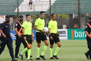 Marcelo Miño La terna de la polémica. Un arbitraje que muestra la decadencia del fútbol del interior.