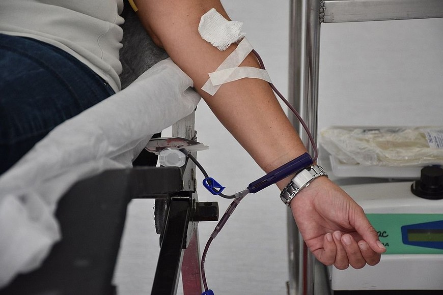 En el contexto de la pandemia, todas las personas pueden donar sangre, sin importar que hayan tenido Covid-19,  siempre y cuando ya hayan superado la sintomatología asociada al coronavirus , remarcó Diego Chávez, del área de hemoterapia del Hospital Santa Rosa.