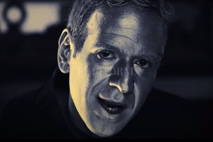 ELLITORAL_384834 |  Gentileza producción No estamos sujetos a lo que se espera de nosotros, nos gusta jugar en el terreno de sorprendernos a nosotros mismos , explica Gustavo  Tavo  Cortés, aquí retratado en el videoclip dirigido por su hermano Ricardo.