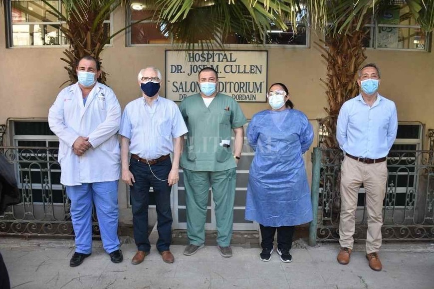 ELLITORAL_427526 |  Guillermo Di Salvatore 29 de diciembre de 2020 en el patio del Hospital Cullen. En el centro Carlos Zucchella, después de recibir la vacuna, junto con la enfermera Alejandra Lucca. A la izquierda el director Juan Pablo Poletti y el jefe de la Región Salud Rodolfo Roselli, y a la derecha, el secretario de Salud Jorge Prieto.