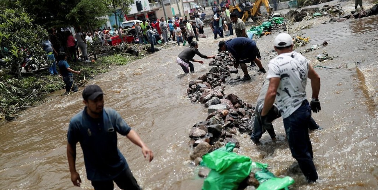 Al menos 16 pacientes murieron en un hospital de México inundado por lluvias