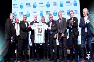 Twitter AFA El presidente de FIFA, Gianni Infantino recibe una camiseta homenaje a Maradona. Se la entregaron,  Chiqui  Tapia y también varios Campeones del Mundo del ´78 y del ´86: Bertoni, Garré, Fillol, Pumpido, Ruggeri y Tarantini.
