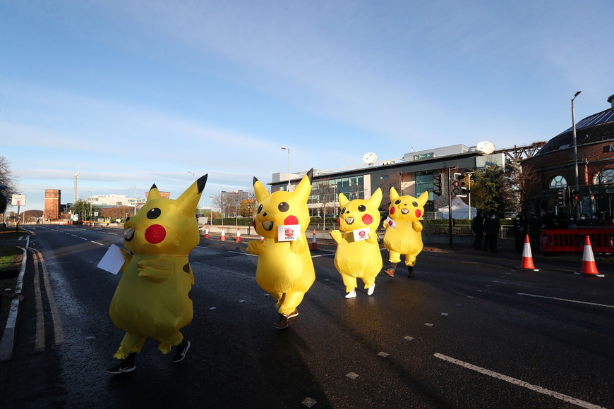 ELLITORAL_415552 |  REUTERS. People dressed as a Pikachu protest against the funding of coal by Japan, near the UN Climate Change Conference (COP26) venue, in Glasgow, Scotland, Britain, November 4, 2021. REUTERS/Russell Cheyne