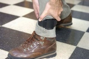 ELLITORAL_428305 |  El Litoral La defensa alegó que el dispositivo causa  hinchazón y molestias  en una de las piernas de su cliente.