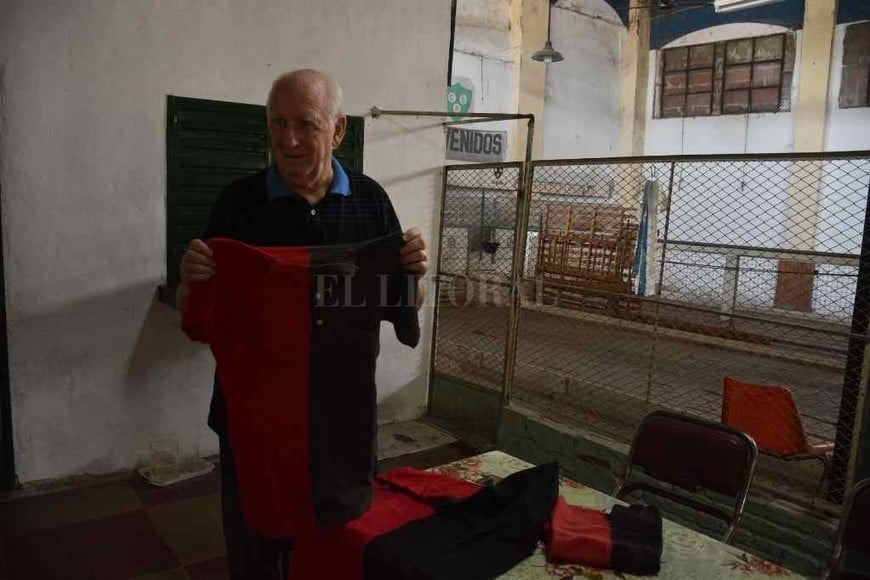ELLITORAL_346247 |  Guillermo Di Salvatore José Luis Motura mostrando una de las camisetas que se usaba en aquél tiempo. Ese año, 1970, fue el de su famoso gol a Unión.