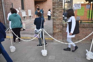 Flavio Raina El ingreso y la salida se hacen por dos puertas bien distanciadas y en forma escalonada para evitar aglomeraciones.