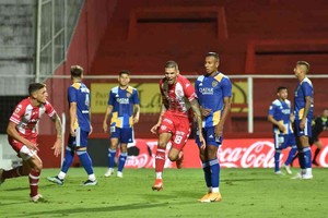 ELLITORAL_371919 |  Pablo Aguirre Peñailillo y Gastón González inician la alocada carrera del festejo en el gol ante Boca. Los dos fueron ratificados por el Vasco en una práctica plagada de sorpresas el miércoles pasado.