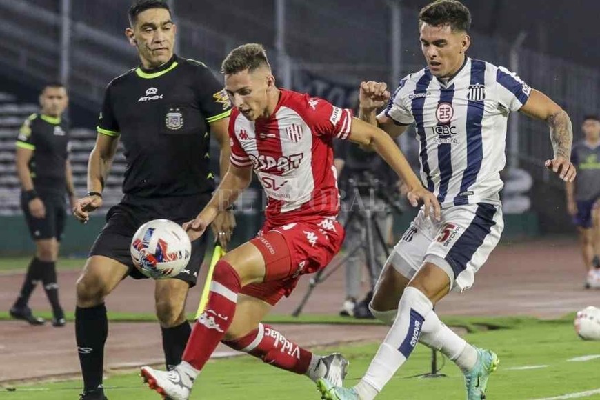 ELLITORAL_438296 |  Franco Perego El  Pajarito  Juárez se lleva la pelota contra la raya. Fue en el primer tiempo, cuando entró bastante en juego y no pudo dominar dos pelotas que eran propicias para complicar al fondo de Talleres. En el segundo tiempo fue desapareciendo del partido hasta que Munúa lo sacó.