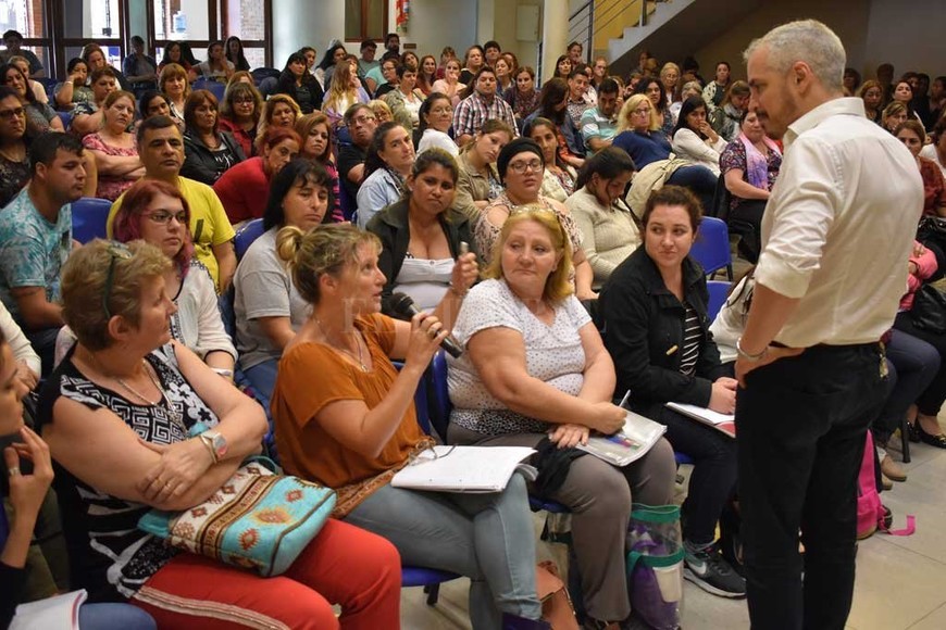 ELLITORAL_230044 |  Secretaría de Integración Social de la Provincia En Santa Fe. El doctor Ricardo Iacub durante su charla en la sala del Auditorio Brazos Abiertos. Unos 350 trabajadores se capacitaron en atención en la vejez.