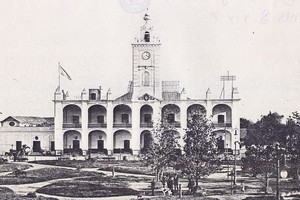 ELLITORAL_415292 |  Archivo Foto ilustrativa. El Cabildo de Santa Fe y la plaza 25 de Mayo fueron testigos de los castigos que hoy nos repelen. La imagen es del año 1876.