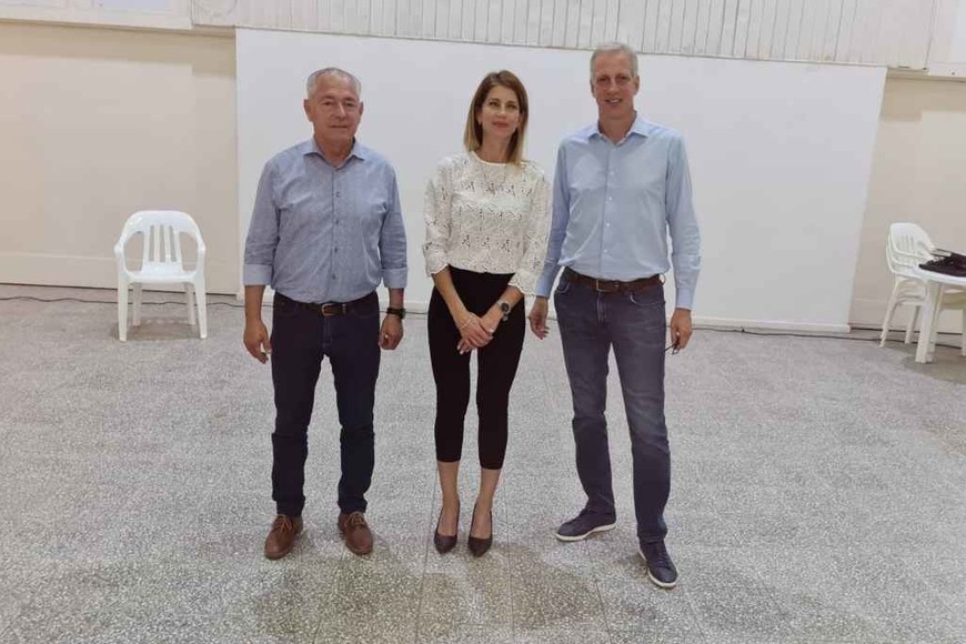 ELLITORAL_408053 |  Gentileza Barletta y Scarpin con Natalia Capparelli, candidata a concejal de Reconquista y la más votada en la PASO.