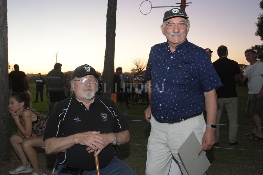 ELLITORAL_419382 |  Pablo Aguirre Carlitos  Ferro y el  Pato  Royo, dos emblemas de la M 100 de Universitario.